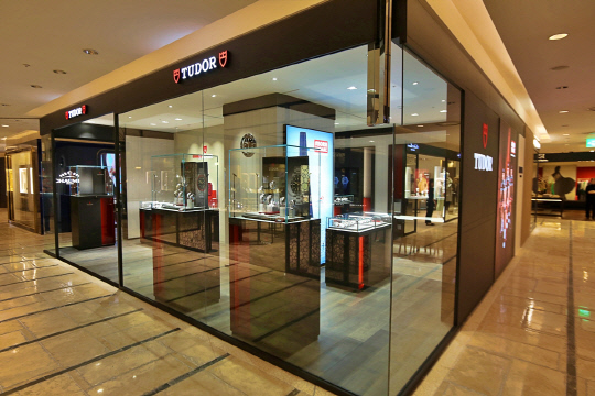 서울 소공동 롯데백화점 본점 에비뉴엘 3층에 문을 연 스위스 럭셔리 시계 브랜드 '튜더'(TUDOR) 직영점. 롯데백화점 제공